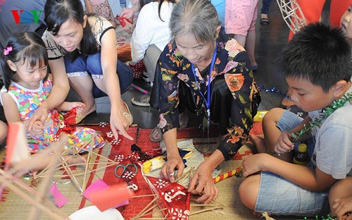 Niños vietnamitas festejan la Fiesta del Medio Otoño