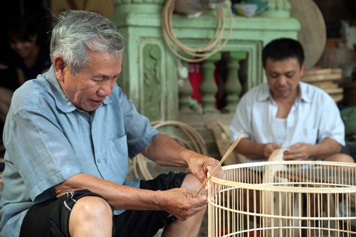 La fabricación de jaulas de pájaros en el pueblo de Canh Hoach