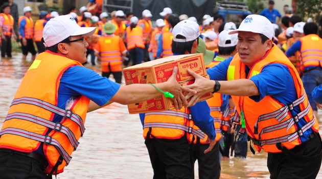 Continúan las recaudaciones de los fondos en apoyo a las víctimas deodesastres naturales en Vietnam 