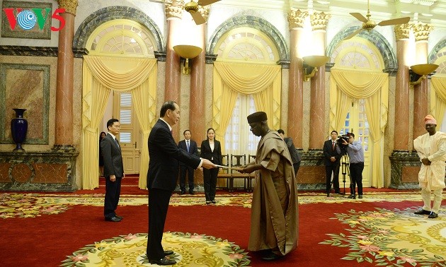 El presidente vietnamita recibe a los embajadores nigeriano, griego y estadounidense