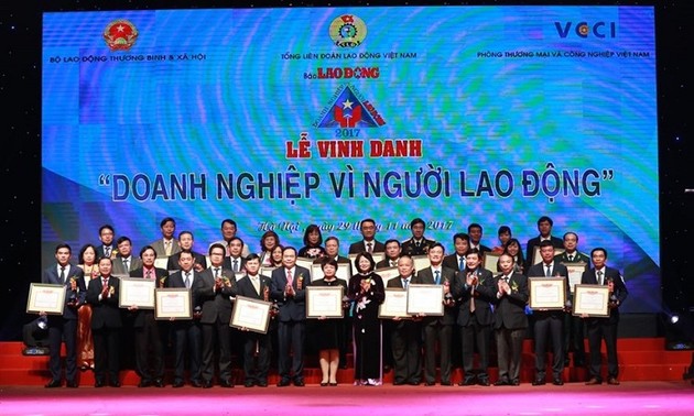 Vietnam honra a las empresas destacadas en la protección de los intereses de los trabajadores 