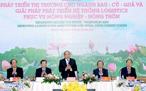 Premier vietnamita asiste al foro para el desarrollo del mercado de frutas y verduras