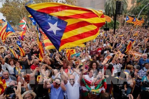 Registran pérdidas multimillonarias en España por crisis en Cataluña