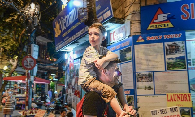 Extranjeros emocionados con la atmósfera del Año Nuevo Lunar en Vietnam
