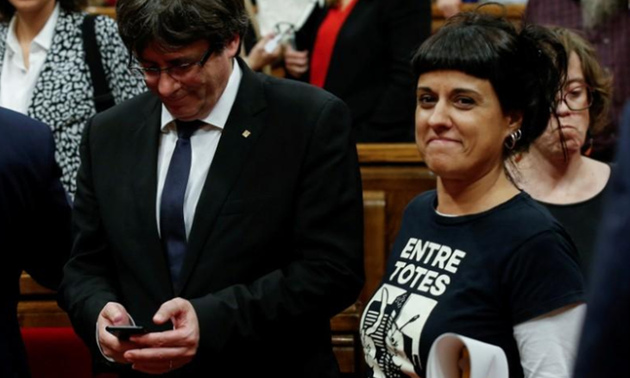 España ordena el arresto de ex diputada catalana exiliada en Suiza
