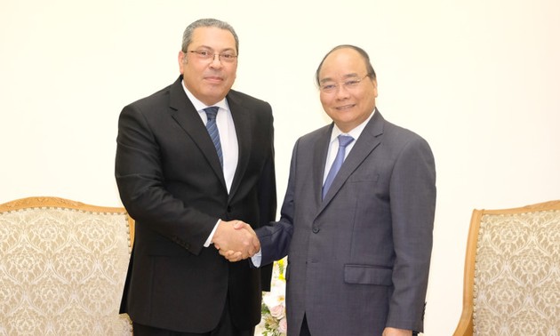 Primer ministro vietnamita recibe a nuevos embajadores de Egipto y Sudán 