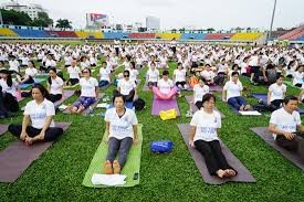 Multitudinario acto en Hanói para celebrar el Día Internacional del Yoga