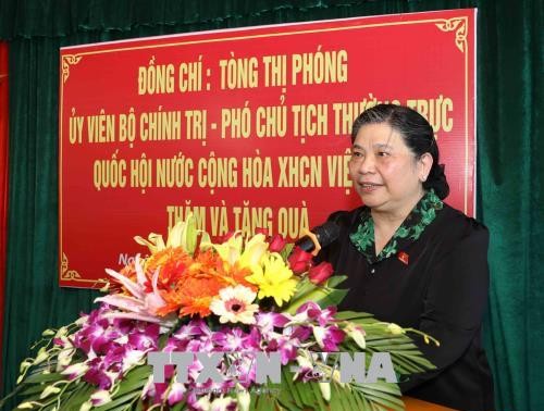 Dirigente parlamentaria visita y entrega regalos a personas meritorias de Nghe An