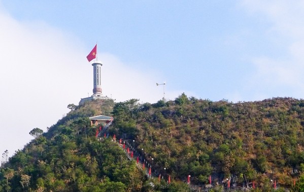 Poeta Hung Dinh Quy y su relato sobre la construcción de la torre de bandera de Lung Cu