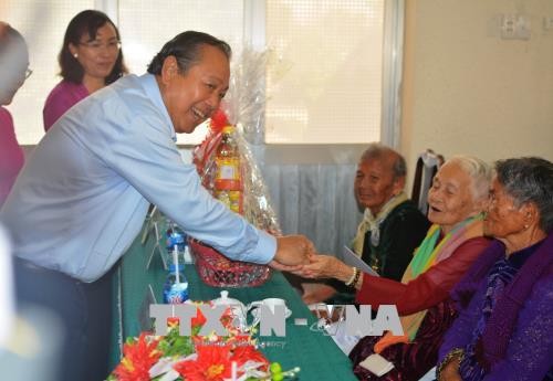 Vicepremier vietnamita lleva regalos a personas meritorias en Tien Giang y Long An