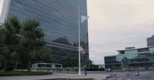 Bandera de la ONU a media asta en su sede en Ginebra para recordar a Kofi Annan