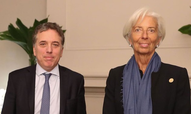 Negociaciones de apoyo financiero entre el Fondo Monetario Internacional y Argentina progresan
