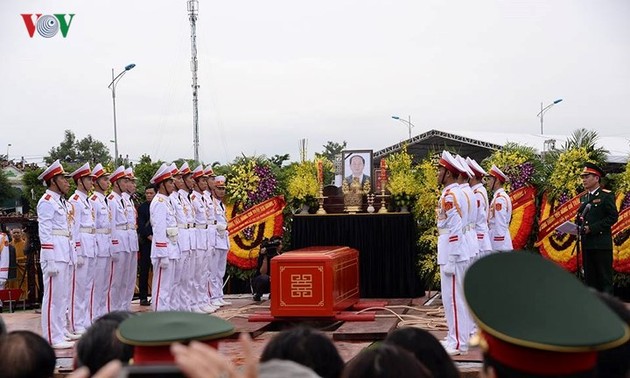 Efectúan el entierro del presidente de Vietnam su tierra natal
