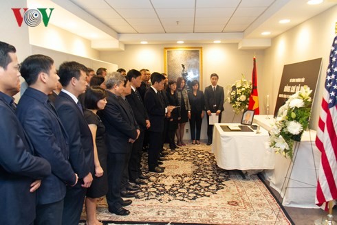 Embajadas vietnamitas en extranjero abren libro de condolencias por deceso de Do Muoi