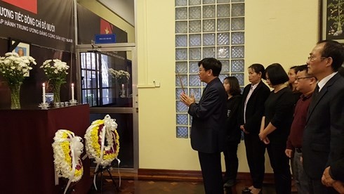 Numerosas embajadas vietnamitas en ultramar rinden homenaje a Do Muoi