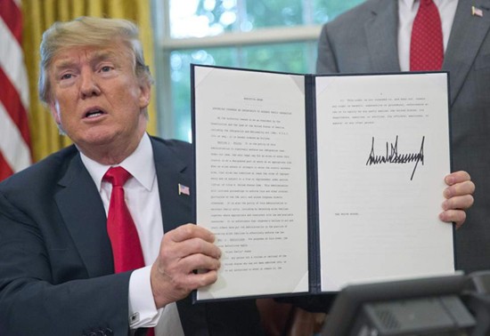 Presidente estadounidense firma el decreto para prohibir el asilo a los inmigrantes
