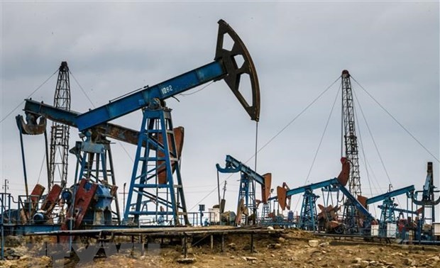 La OPEP acuerda mantener recortes de producción de petróleo