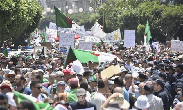 Manifestantes argelinos protestan contra el gobierno