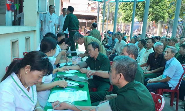 Atención médica gratuita a personas meritorias de Quang Ninh y Ha Nam