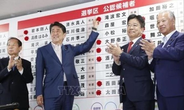 Japón: Partido del premier Abe Shinzo gana elecciones