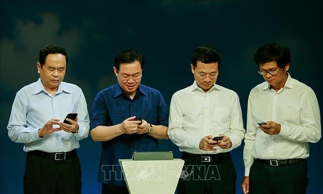 Vietnam lanza campaña de apoyo a pobres a través de mensajes de telefonía móvil