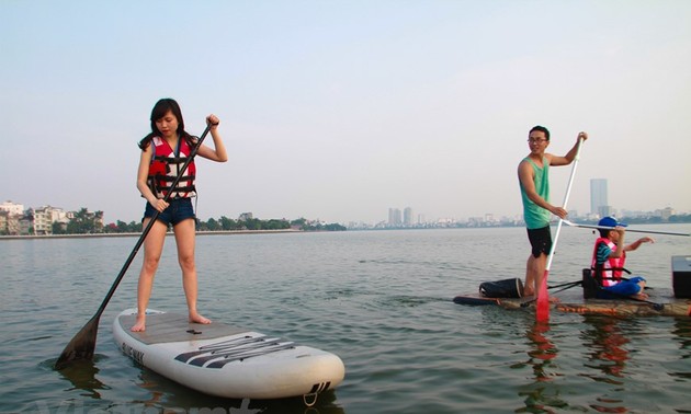 Surf de pala, nuevo deporte en el Lago Oeste en Hanói