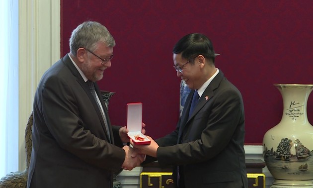 Conceden Medalla de la Amistad a Asociación Bélgica-Vietnam 