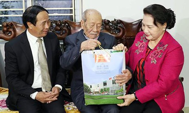 Líder parlamentaria entrega regalos a personas meritorias en Hai Phong