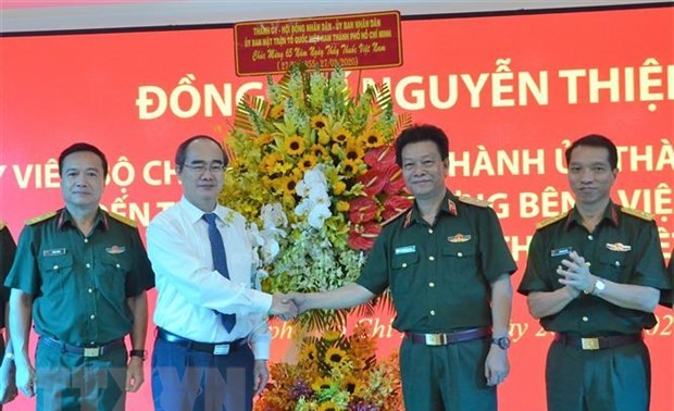 Dirigentes de Hanói y Ciudad Ho Chi Minh felicitan a médicos destacados 