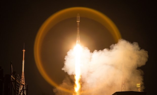Rusia lanza con éxito 34 satélites OneWeb