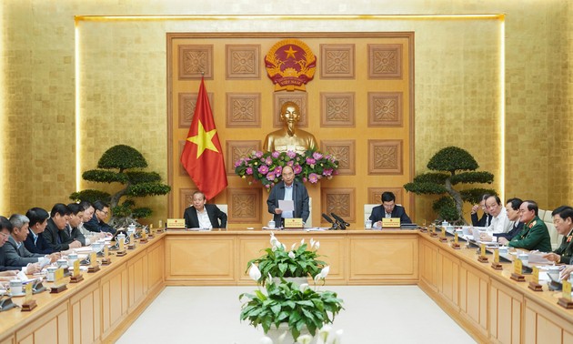 Premier vietnamita exhorta a cumplir con seriedad medidas de cuarentena contra el Covid-19
