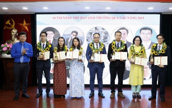 Entregan en Vietnam premios a científicos jóvenes destacados