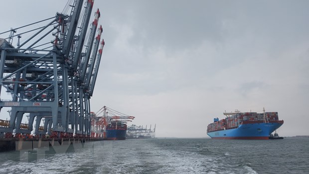 Provincia vietnamita recibe a un colosal buque para contenedores