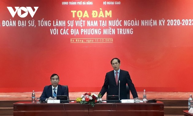 Representaciones diplomáticas de Vietnam en ultramar se reúnen con dirigentes de provincias centrales del país 