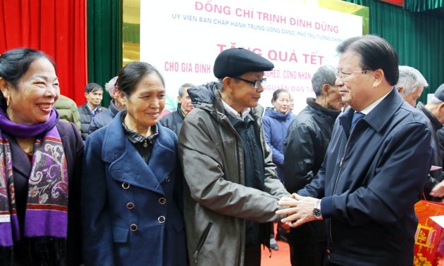Dirigentes vietnamitas entregan regalos a los más necesitados en ocasión del Año Nuevo Lunar 