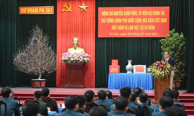 Primer ministro vietnamita felicita a los soldados de la División de Defensa Aérea de Hanói con motivo del Tet