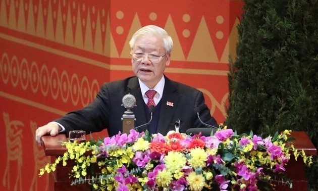 Máximo líder político de Vietnam urge a una mayor determinación para superar dificultades y llevar adelante al país