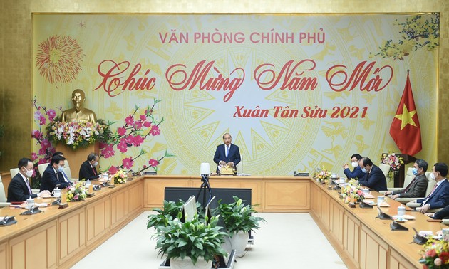 Primer ministro vietnamita urge a cumplir con las responsabilidades en el primer día laboral después del Tet