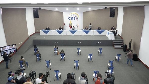 Dos candidatos con el mayor número de votos entran en segunda vuelta de las eleciones presidenciales de Ecuador