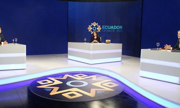 Celebran debate presidencial entre candidatos finalistas a las elecciones presidenciales 2021 en Ecuador