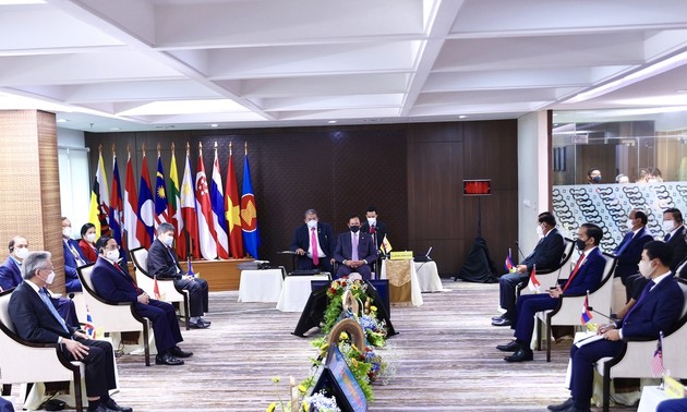 El primer ministro de Vietnam finaliza su agenda de trabajo en la Reunión de Líderes de la Asean