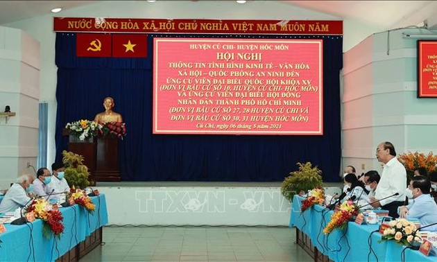 Presidente de Vietnam se reúne con las autoridades de distritos de Ciudad Ho Chi Minh
