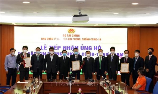 Ministerio de Finanzas de Vietnam recibe donación para el Fondo de Vacunas contra el covid-19