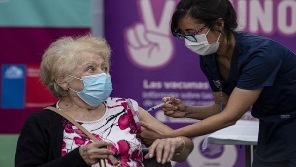 Chile registra más del 74 % de su población vacunada contra el covid-19