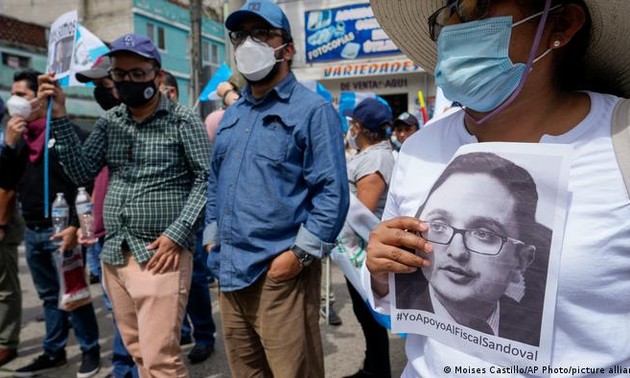 Guatemaltecos protestan por la decisión de destituir al mejor fiscal del país contra la corrupción