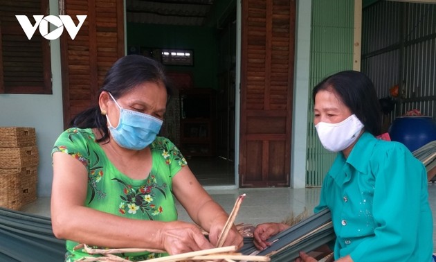 Tejeduría de jacinto de agua seco permite a agricultores de Soc Trang escapar de la pobreza
