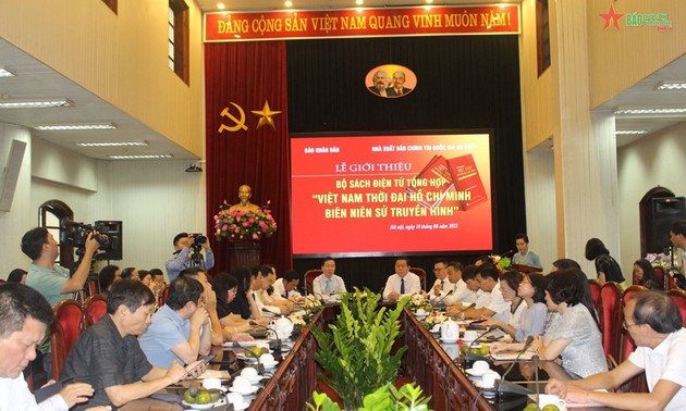 Presentan la serie de libros electrónicos “Vietnam en la era de Ho Chi Minh - Crónica en la televisión”