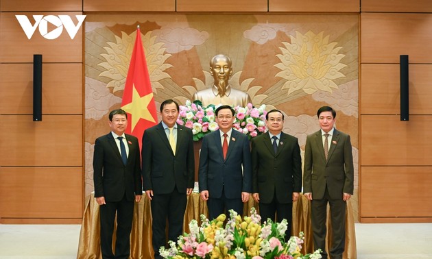 Presidente del Parlamento de Vietnam recibe a jefes del Comité de Asuntos Exteriores de Laos y Camboya