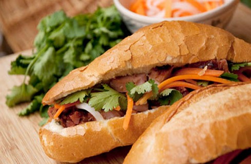 El “Banh mi”, bocadillo típico de Vietnam entre una de las 50 mejores comidas callejeras