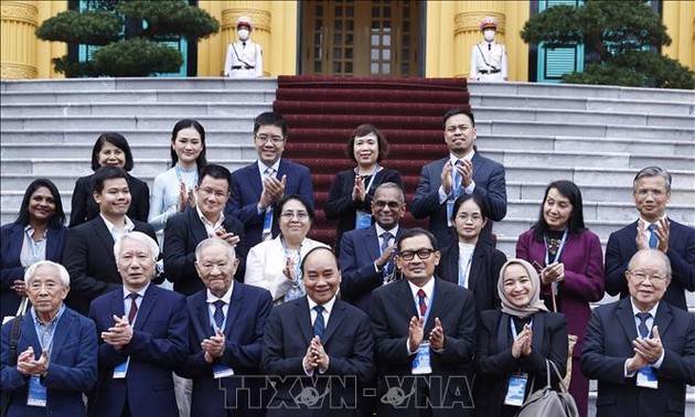 Presidente de Vietnam recibe a científicos y economistas de la ASEAN 